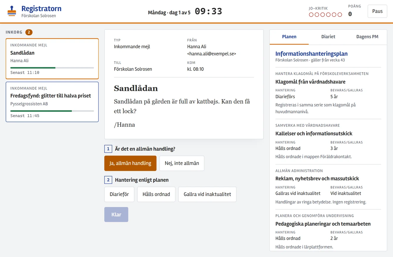 Skärmbild från spelet Registratorn: inkorgen med två mejl, ett öppet mejl med frågan om det är en allmän handling, och informationshanteringsplanen till höger.